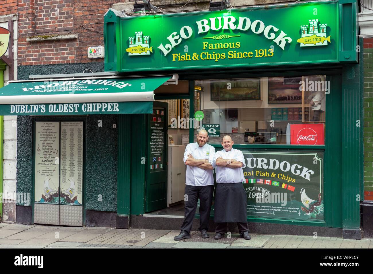 Ireland, Dublin, the fish and chips restaurant Leo Burdock, the best in  town, Darren the manager and his employee Stevo Stock Photo - Alamy