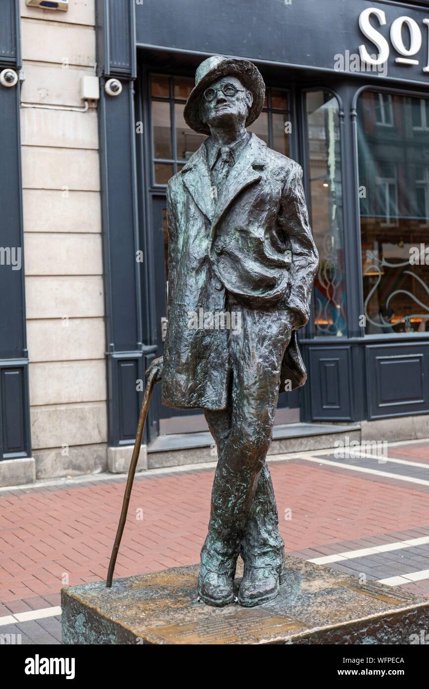 Ireland, Dublin, Earl Street, the statue of the famous writer James Joyce Stock Photo