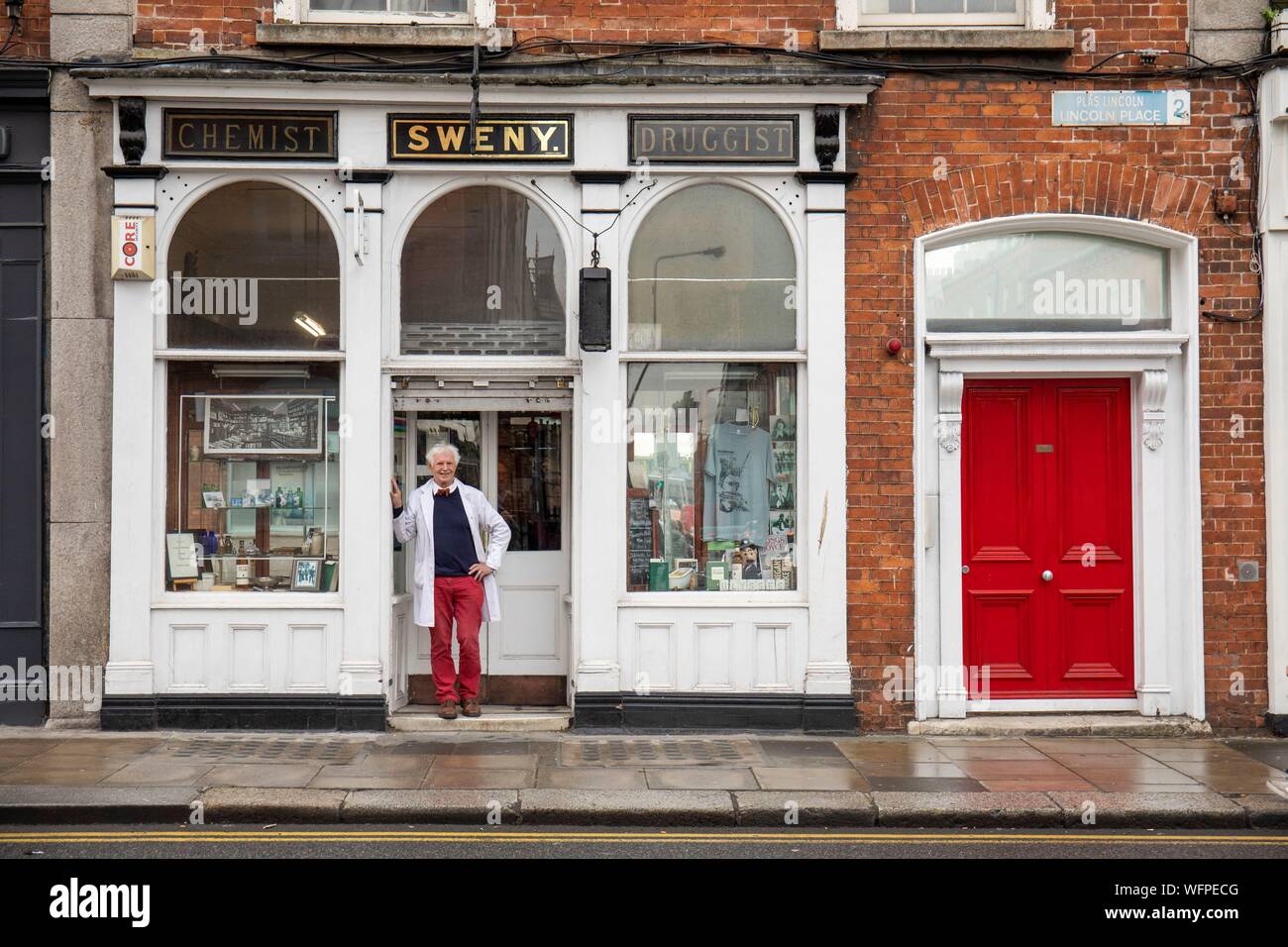 Ireland, Dublin, Lincoln Place, the Sweny pharmacy cited in the book Ulysses now serves as a museum to the glory of James Joyce with daily readings, in white coat manager PJ Murphy Stock Photo