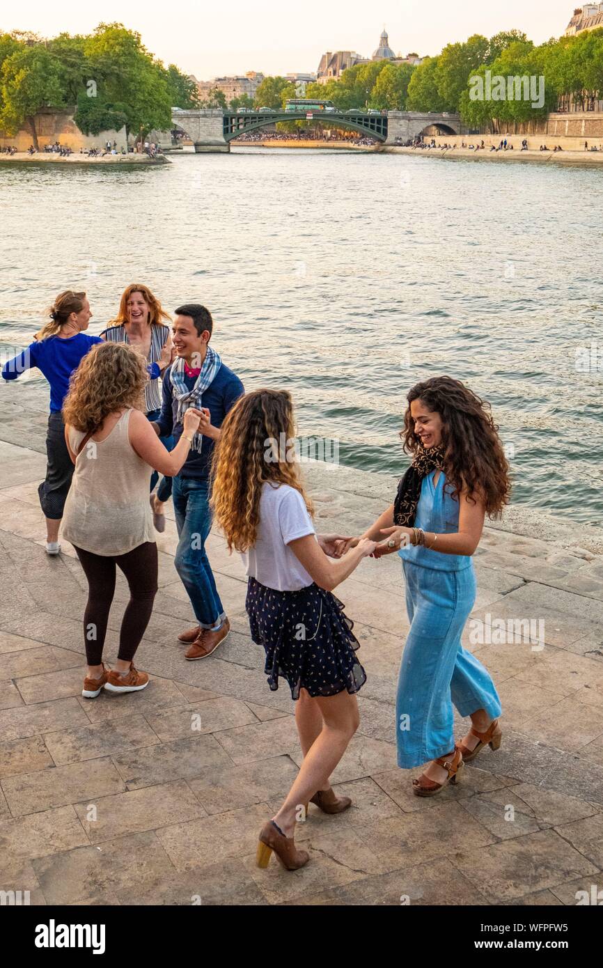 Paris Dancing Riverside Salsa dancing by the seine river hi-res stock photography and images ...