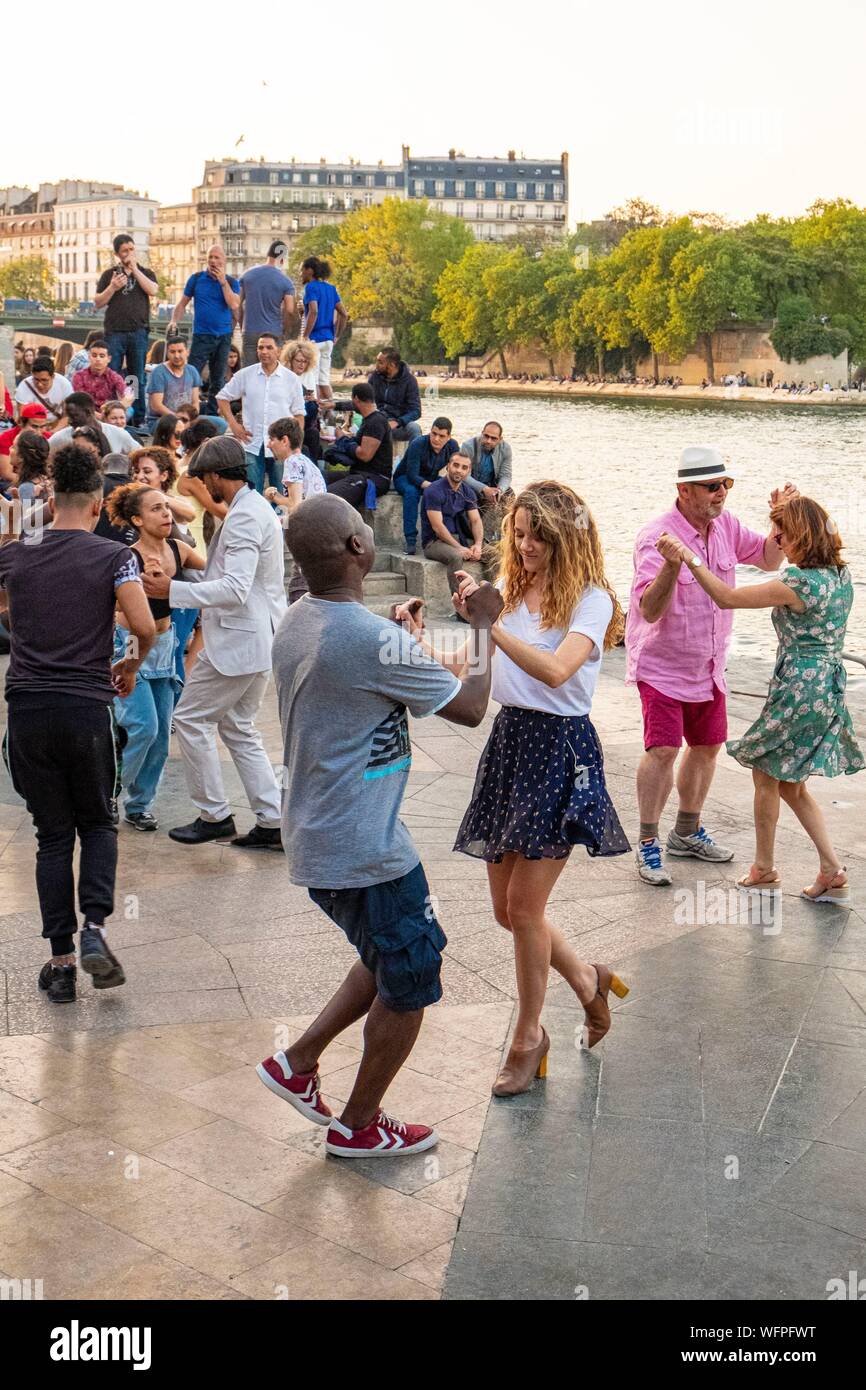 Paris Dancing Riverside Salsa Dancing By The Seine River High Resolution Stock Photography and ...