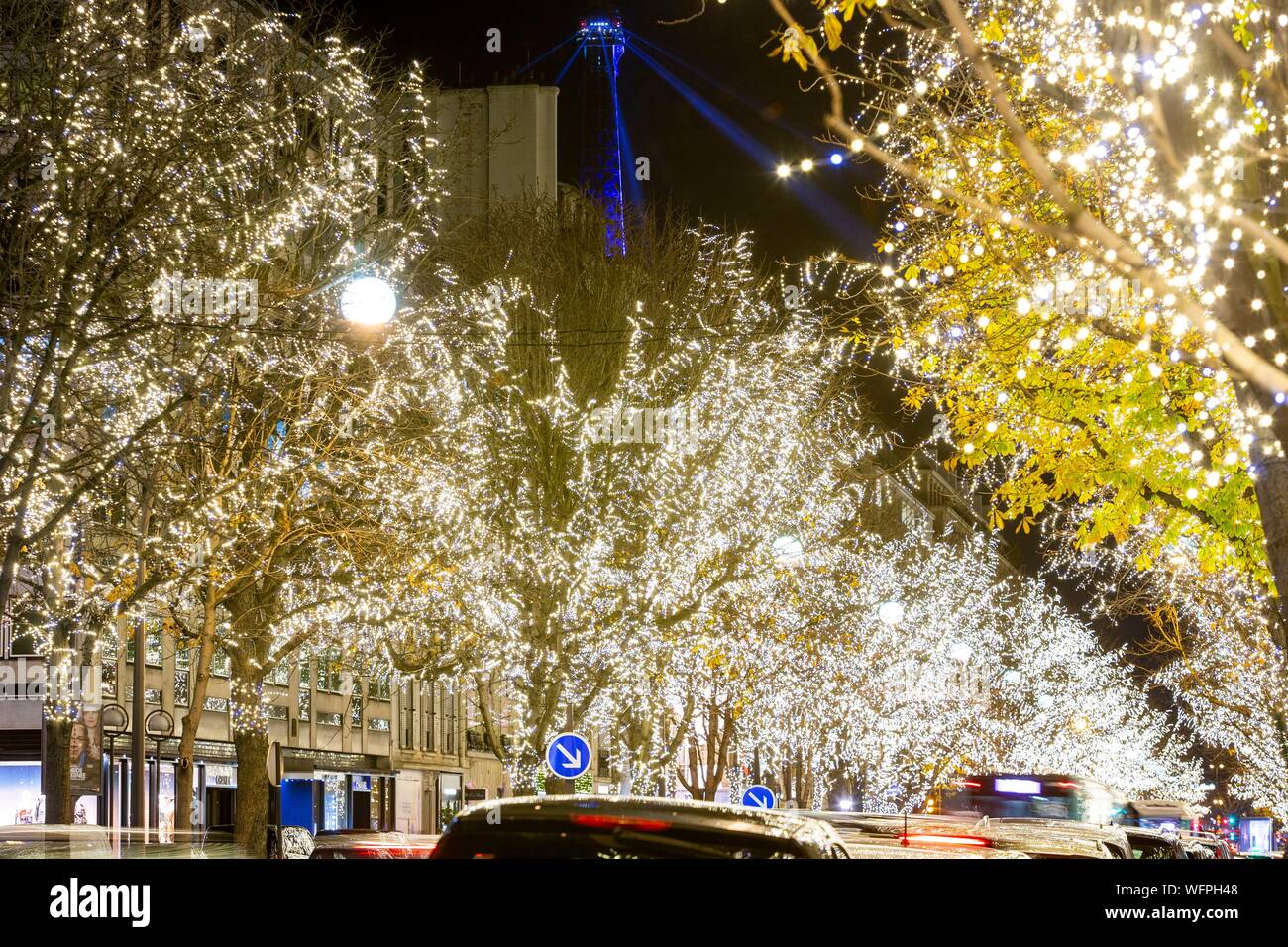 Paris, France, Avenue Montaigne, Luxury Hotel Plaza, Christmas Decorations  Stock Photo - Alamy