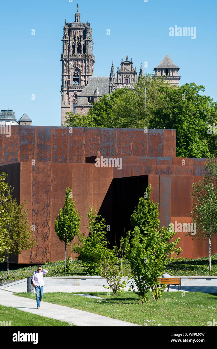 France, Aveyron, Rodez, Soulages Museum, labelled Museum of France, designed by the Catalan architects RCR Arquitectes associated with the architectural firm Passelac and Roques, Cathedral of Our Lady of the Assumption of Rodez in the background Stock Photo