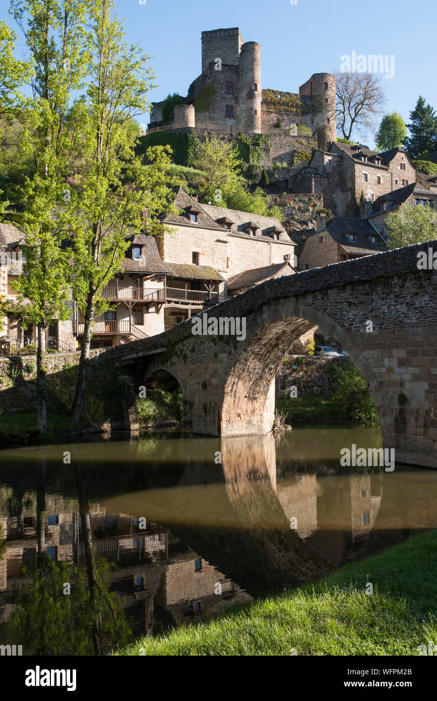 France, Aveyron, Belcastel, labeled the Most Beautiful Villages of France, River Aveyron, Vieux Pont (Old Bridge) from 15th Century, houses overlooking the valley, Chateau de Belcastel, from 10th to 15th Century, a historic monument Stock Photo