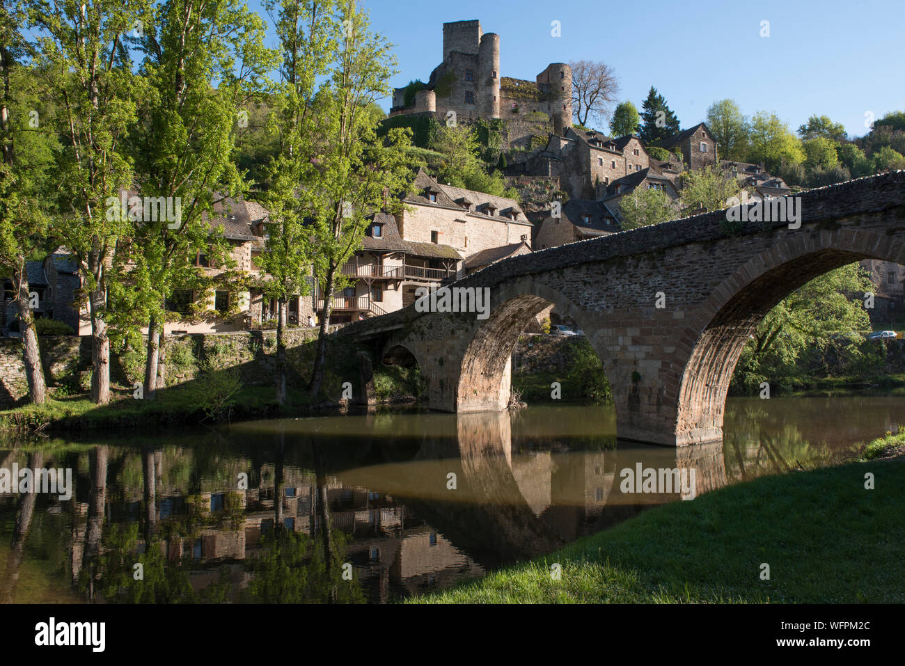 France, Aveyron, Belcastel, labeled the Most Beautiful Villages of France, River Aveyron, Vieux Pont (Old Bridge) from 15th Century, houses overlooking the valley, Chateau de Belcastel, from 10th to 15th Century, a historic monument Stock Photo