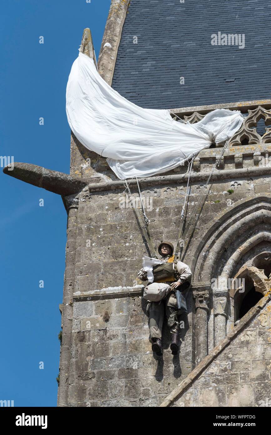 France, Manche, Cotentin, Sainte Mere Eglise, one of the first communes of France liberated on June 6, 1944, model of American paratrooper John Steele (1912-1969) from the 505th Parachute Infantry Regiment who landed on the bell tower of the church Stock Photo