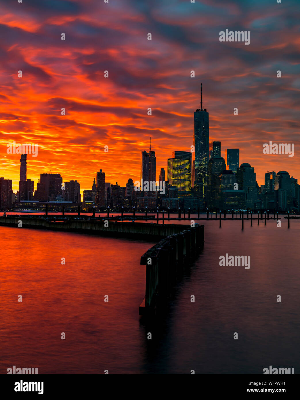 New york skyline sunrise red hi-res stock photography and images - Alamy