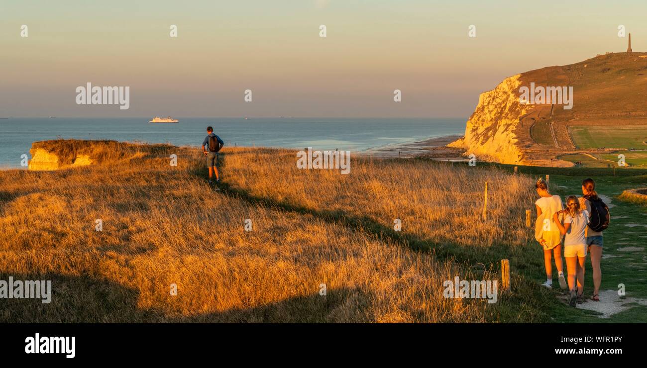 France, Pas de Calais, Opal Coast, Great Site of the two Caps, Escalles, Cap Blanc nez, the Cape Blanc Nez and the walk towards the bay of Wissant at the end of the day Stock Photo