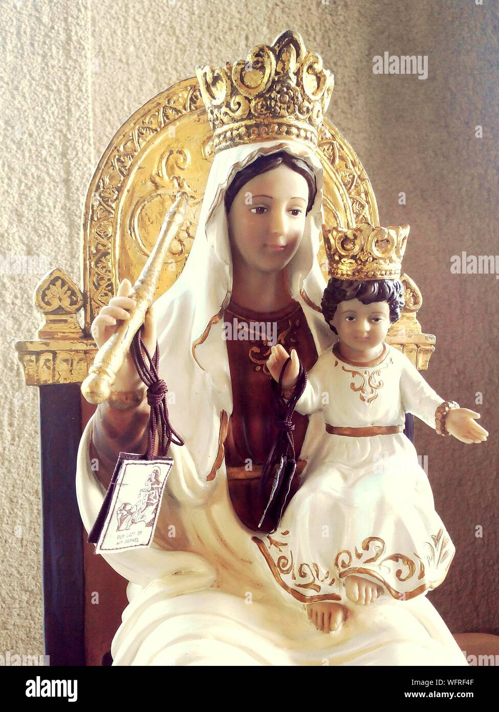 Virgin mary statue crown hi-res stock photography and images - Alamy