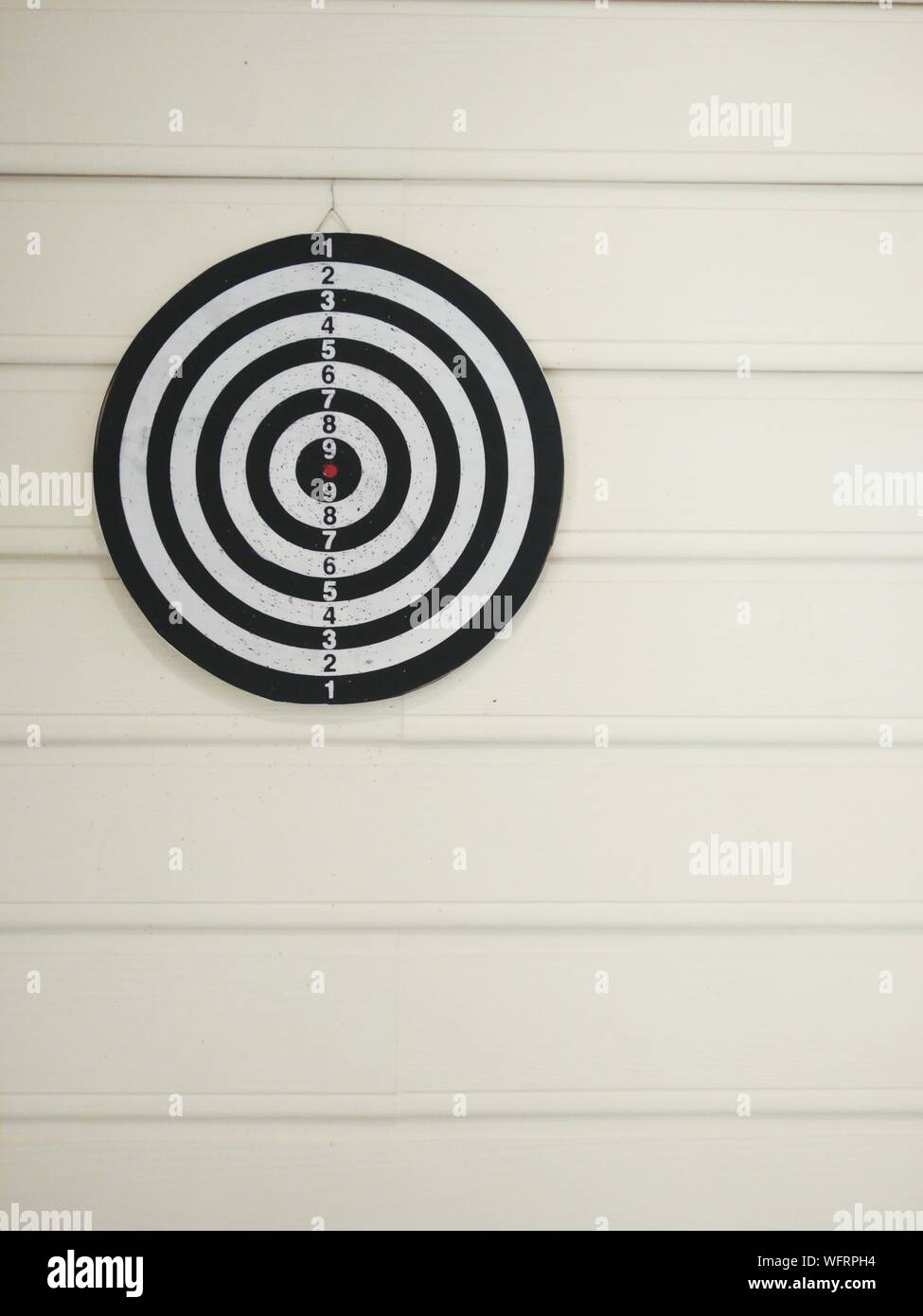 Hanging dartboard hires stock photography and images Alamy