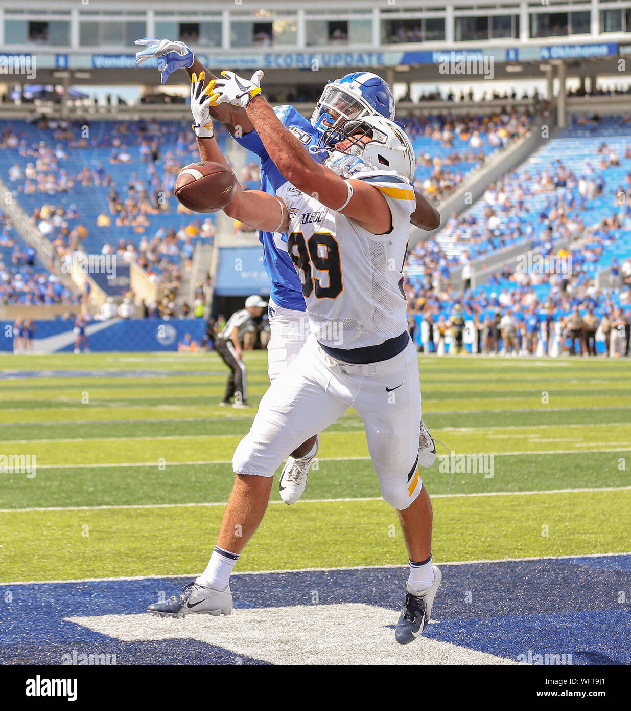 Kentucky, USA. 31st Aug, 2019. August 31, 2019: Kentucky's Jamari Brown #32 defends against Toledo TE Drew Rosi #99 during the NCAA football game between the Kentucky Wildcats and the Toledo Rockets at Kroger Field in Lexington, KY. Credit: Cal Sport Media/Alamy Live News Stock Photo