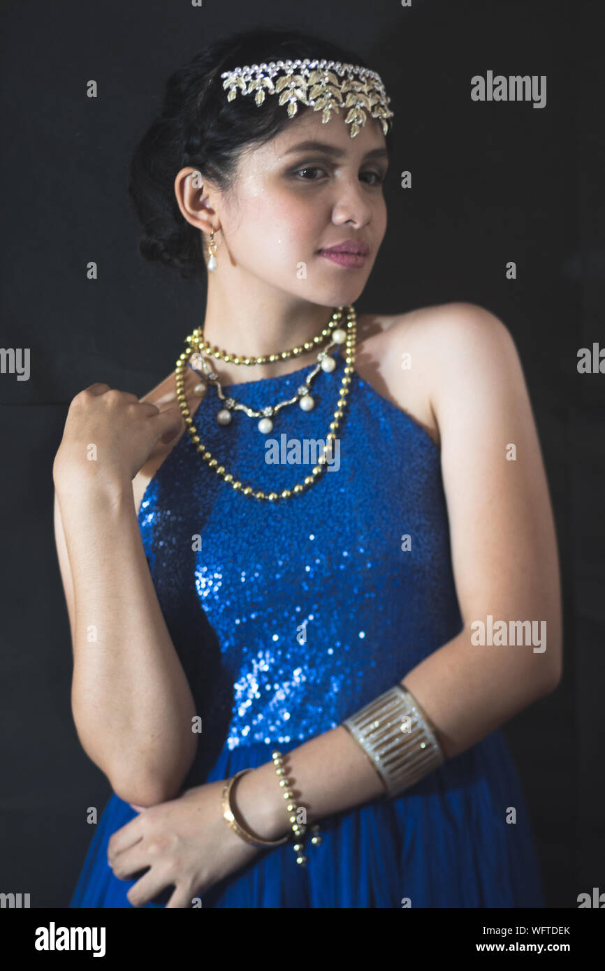 Black woman wearing jewelry hi-res stock photography and images - Alamy