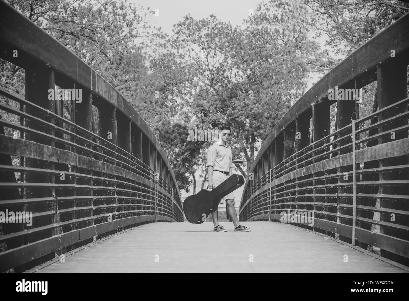 Man carrying guitar case Black and White Stock Photos & Images Alamy