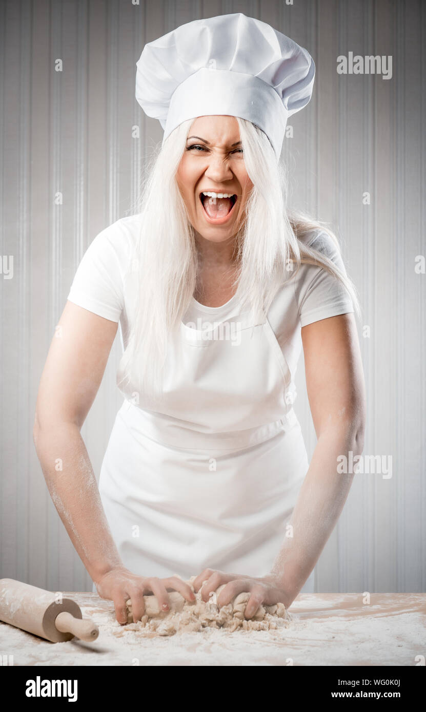 тесто вумен. женщина замешивает тесто. картинка женщина с тестом. тесто вумен. картина женщина месит тесто.