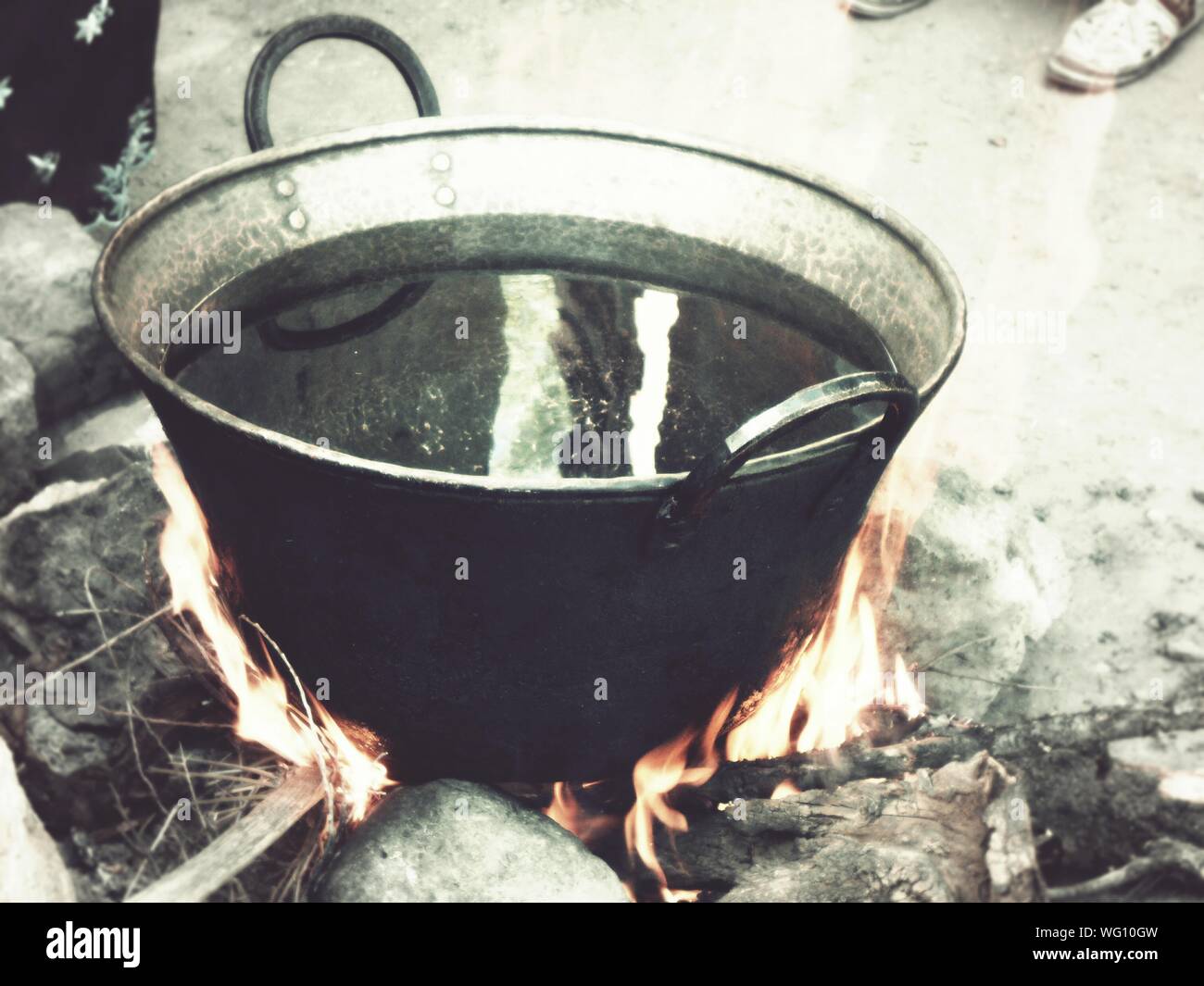 Boiling water over fire hires stock photography and images Alamy