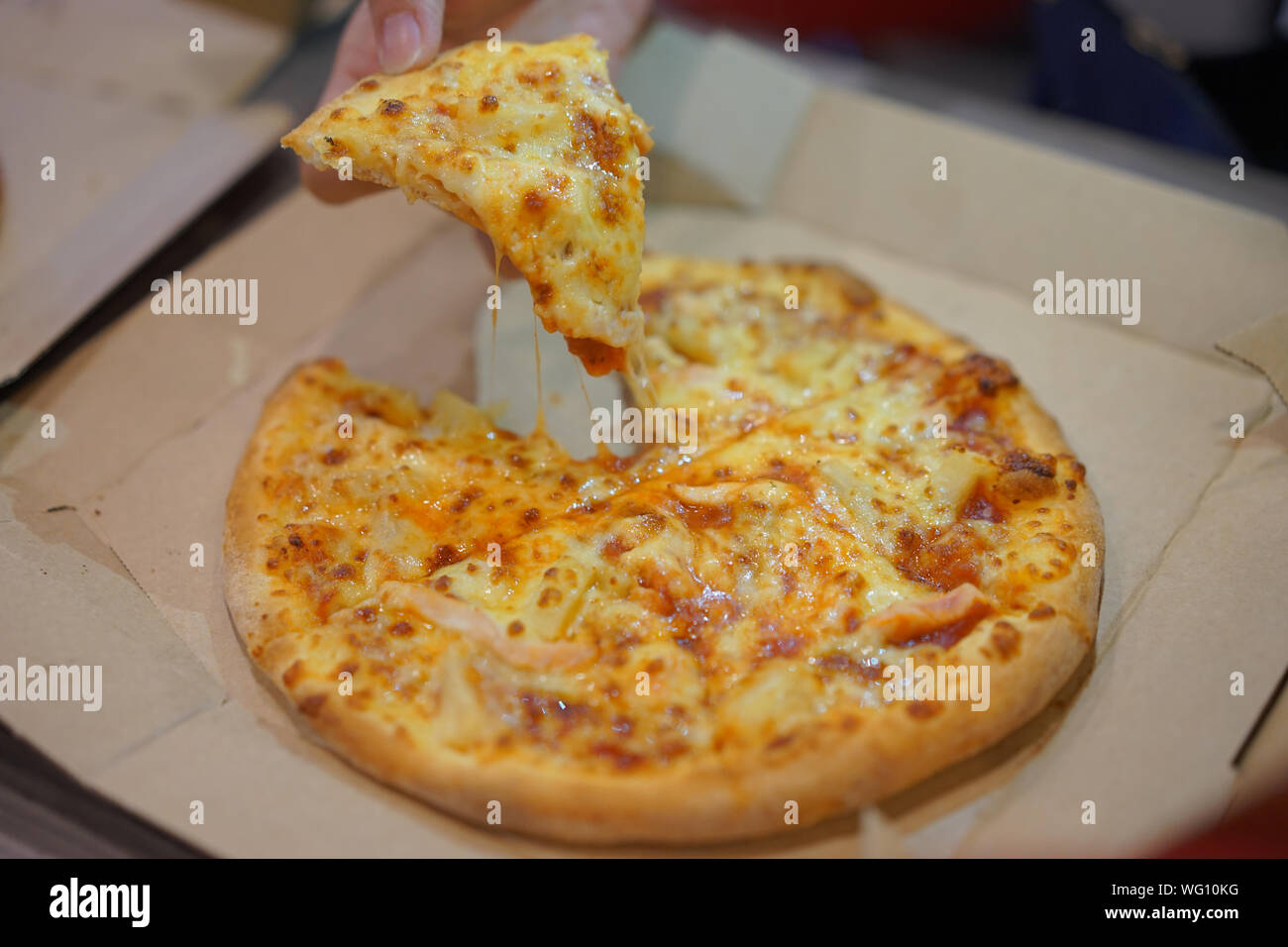 Page 2 Hand Holding Pizza Slice High Resolution Stock Photography And Images Alamy