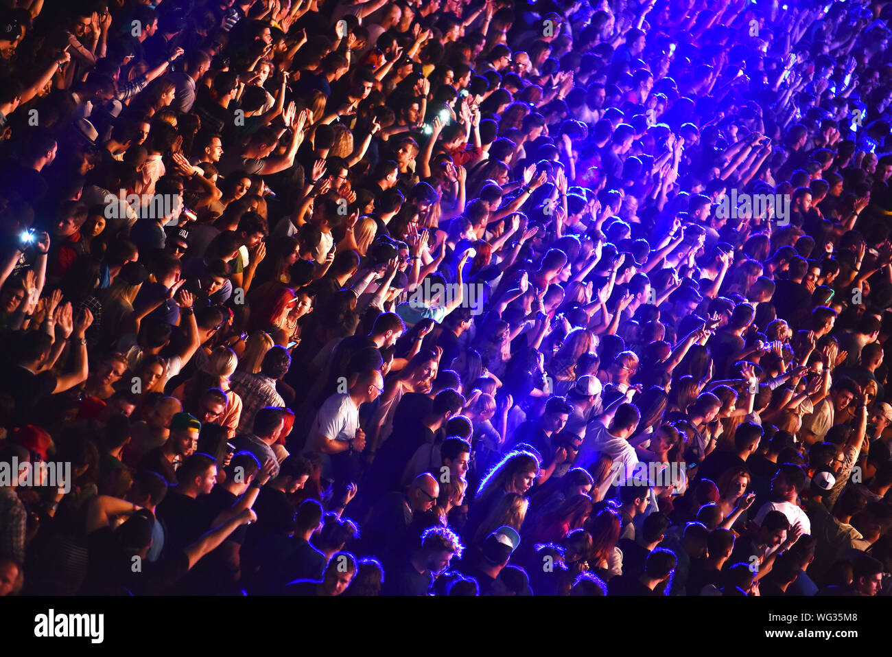 Large crowd cheering hi-res stock photography and images - Alamy