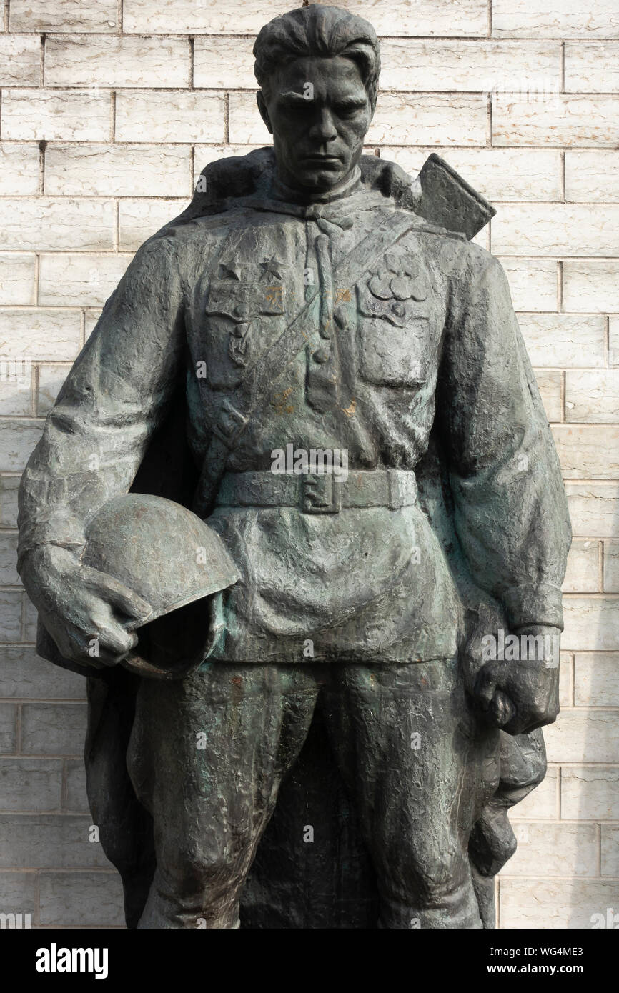 Bronze soldier monument in Tallinn Estonia Stock Photo Alamy