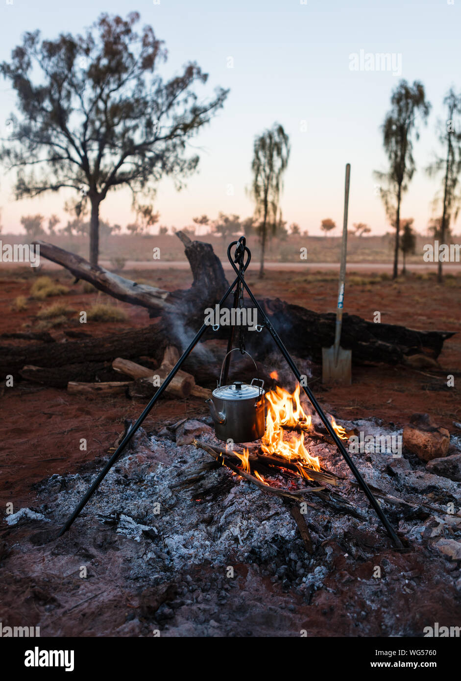 https://c8.alamy.com/comp/WG5760/sunrise-in-the-northern-territory-while-camping-boiling-a-billy-of-water-for-morning-tea-and-coffee-for-campers-WG5760.jpg