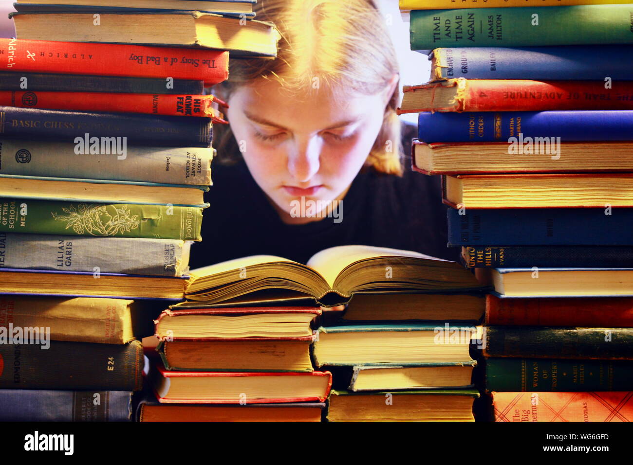 Girl reading book in library hi-res stock photography and images - Alamy