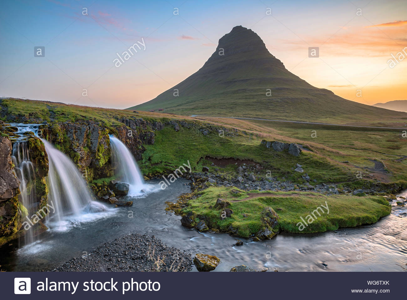 Iceland Kirkjufell Mountain And Kirkjufellfoss Falls In Snaefellsnes Peninsula Near The Town Of Grundarfjordur Stock Photo Alamy Iceland Kirkjufell Mountain And Kirkjufellfoss Falls In Snaefellsnes Peninsula Near The Town Of Grundarfjordur Stock Photo Alamy
