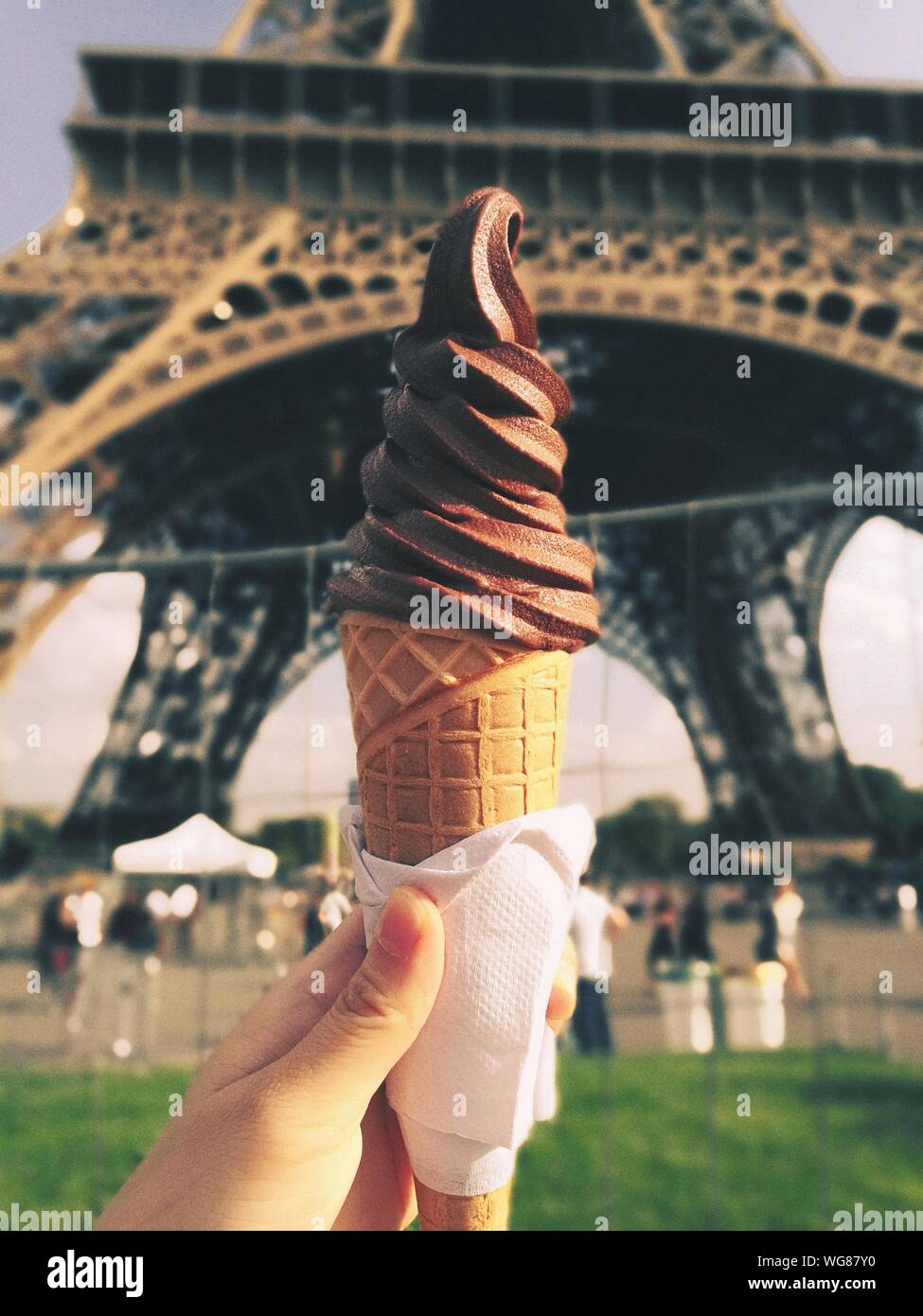 Hand holding the eiffel tower hires stock photography and images Alamy