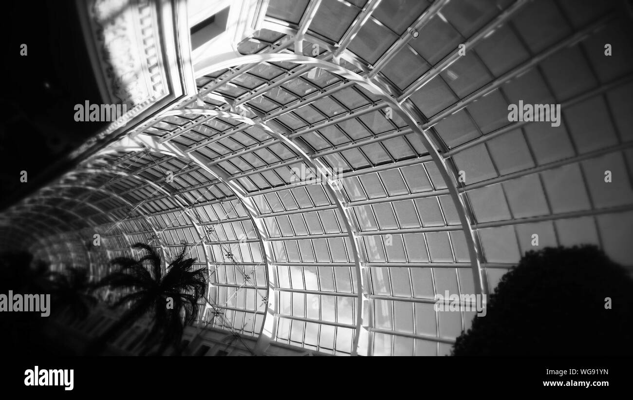 Glass Block Wall High Resolution Stock Photography and Images Alamy