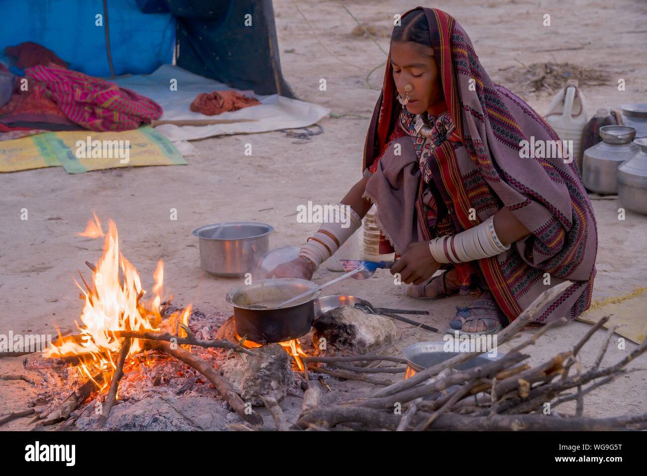 Fakirani woman cooking at a wood fire camp, Great Rann of Kutch, Gujarat, India Stock Photo