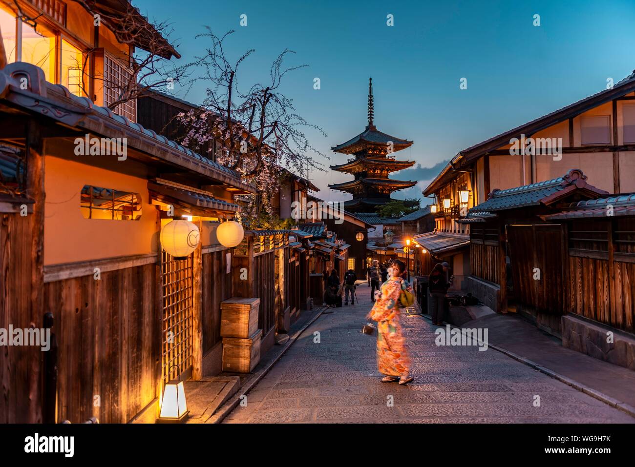 Woman in Kimono posing in an alley, Yasaka dori historical alleyway in the old town with traditional Japanese houses, back five-storey Yasaka pagoda Stock Photo