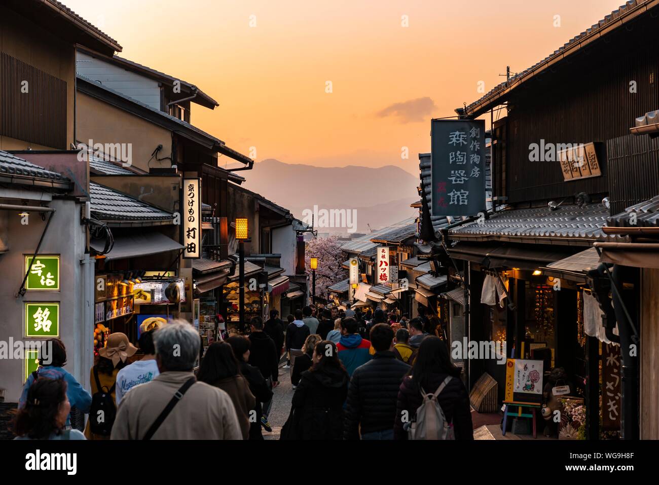 Dusk Crowd In An Alley Matsubara Dori Historical Alleyway In The Old Town With Traditional Japanese Houses Kiyomizu Kyoto Japan Stock Photo Alamy Dusk Crowd In An Alley Matsubara Dori Historical Alleyway In The Old Town With Traditional Japanese Houses Kiyomizu Kyoto Japan Stock Photo Alamy