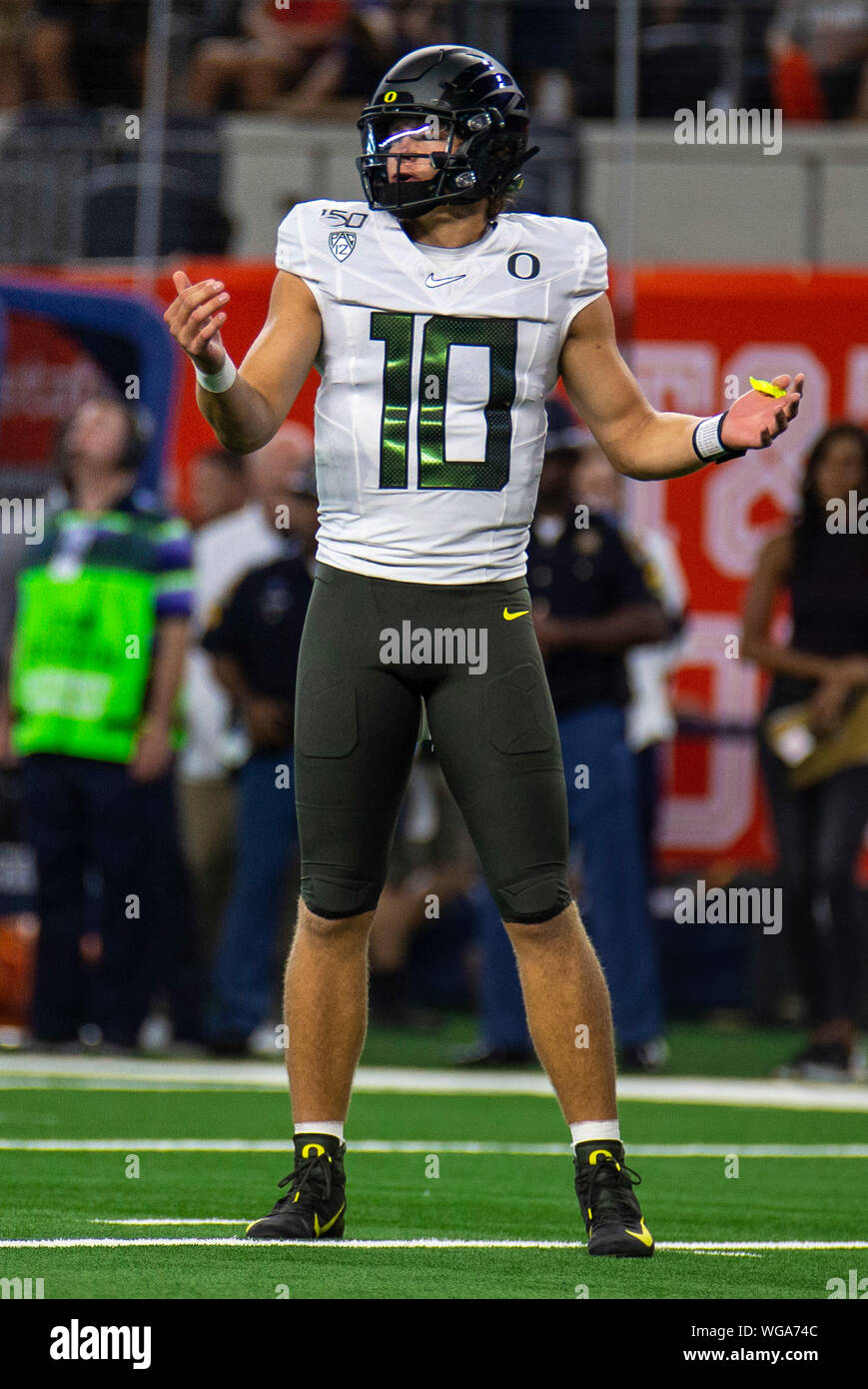 Arlington, TX U.S. 31st Aug, 2019. A Oregon quarterback Justin Herbert (10)  game stats 28 for 37 for 242 yards wait for the play during the NCAA  Advocare Classic football game between