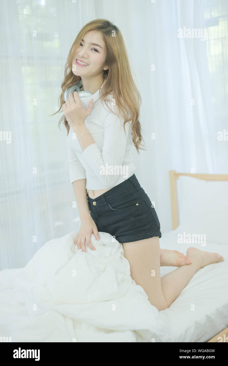 One woman kneeling hi-res stock photography and images - Alamy