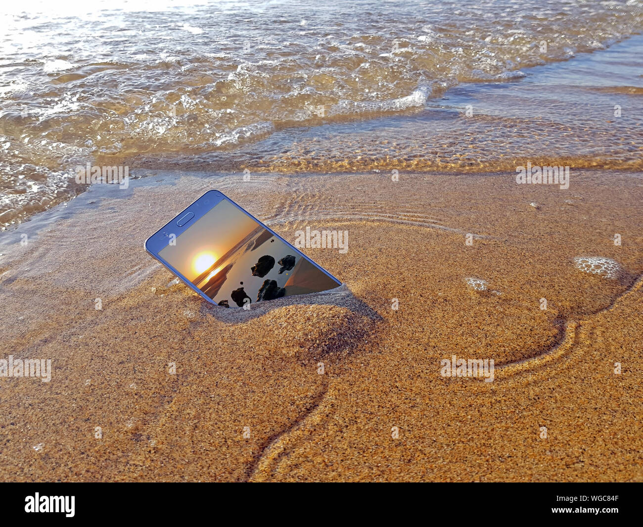 телефон упал в морскую воду что делать