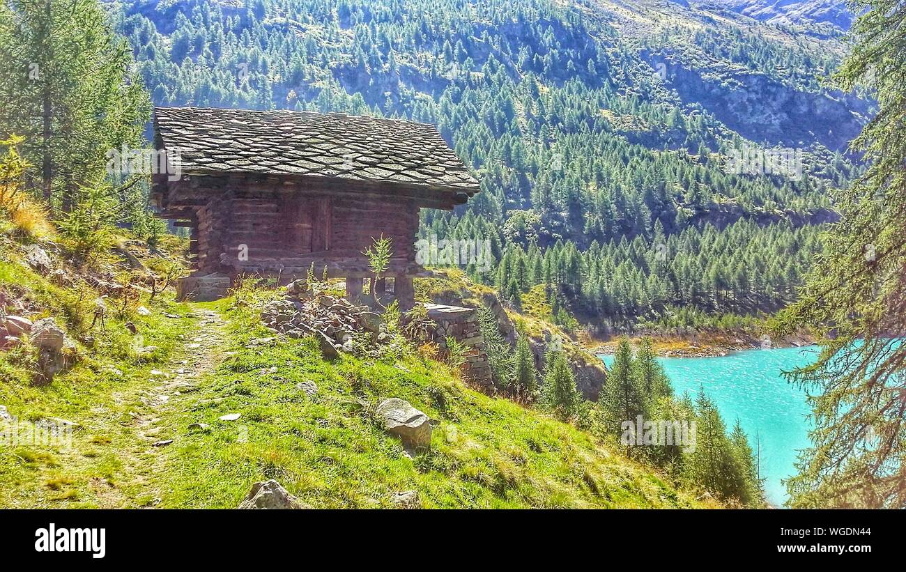 Log Cabin Mountain High Resolution Stock Photography and Images - Alamy