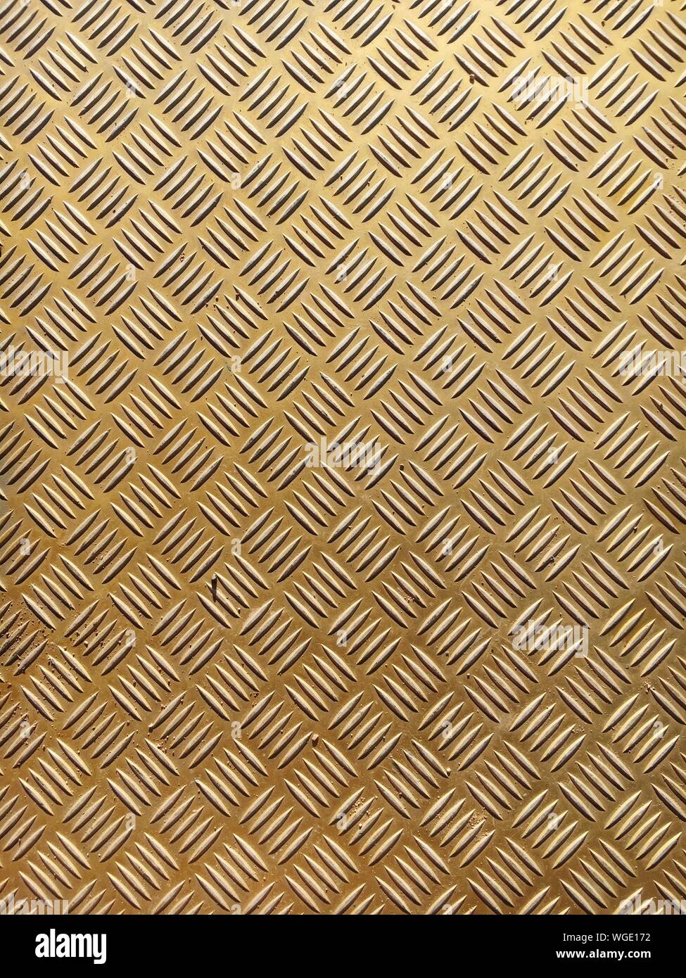 Metal crisscross pattern hi-res stock photography and images - Alamy