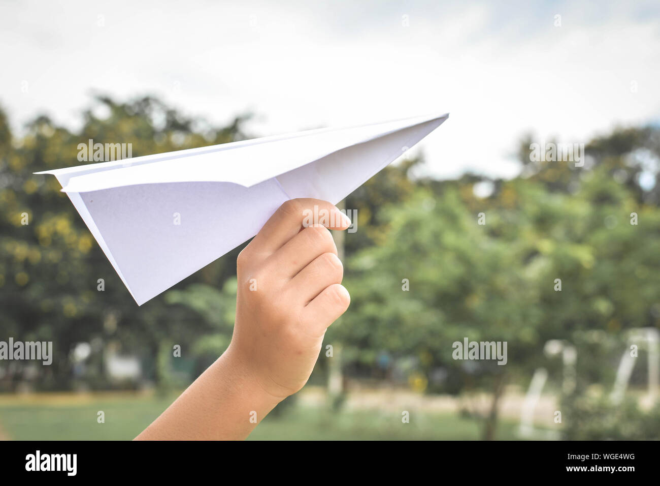 Hand holding paper hi-res stock photography and images - Alamy