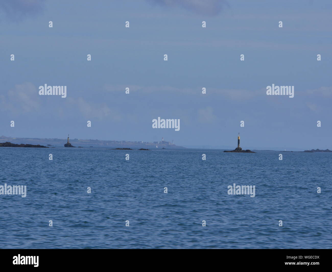 La pointe saint mathieu vue depuis un bateau en pleine mer , avec des îlots , balises  phare saint mathieu Stock Photo