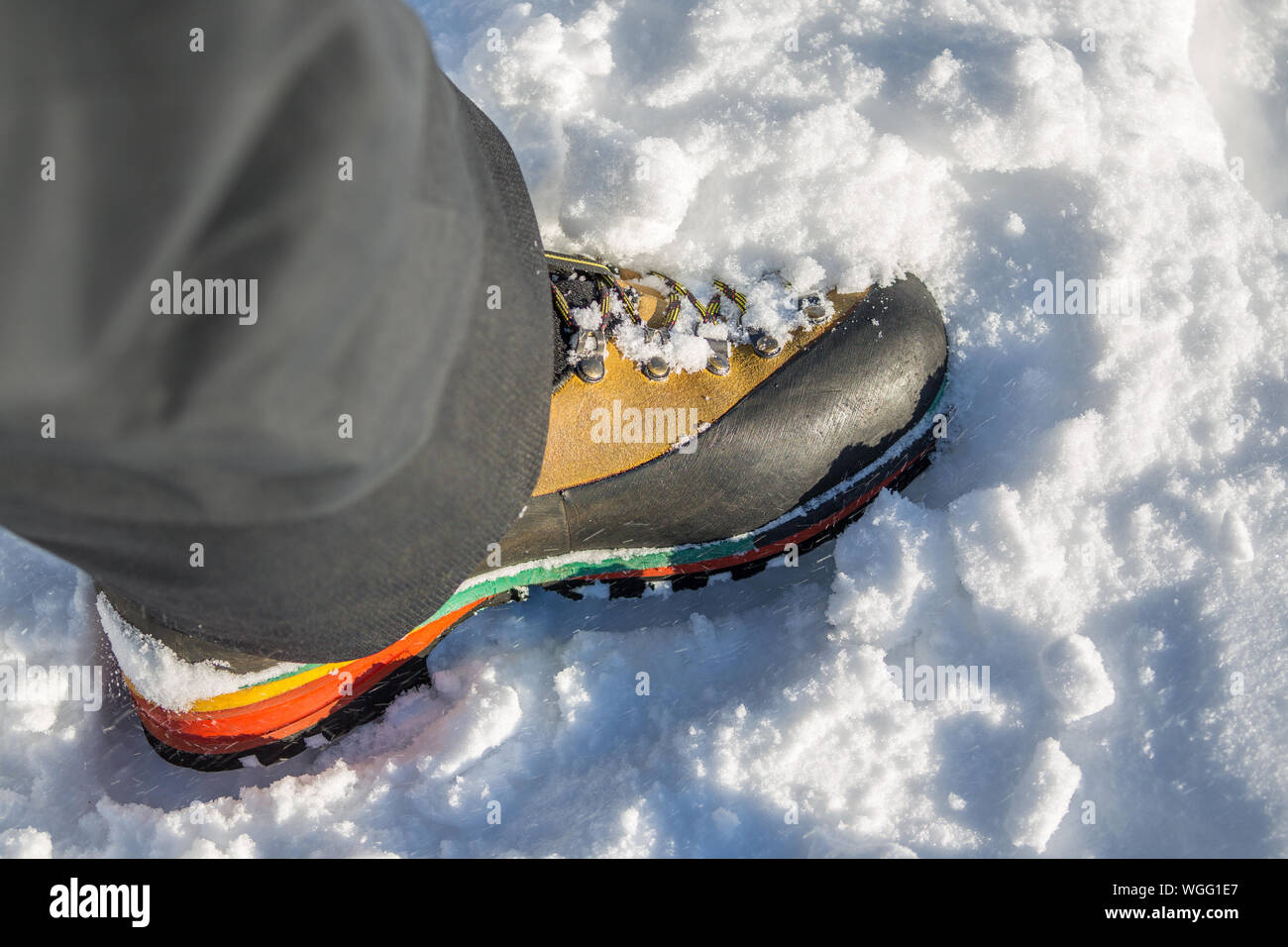 can i wear hiking boots in the snow