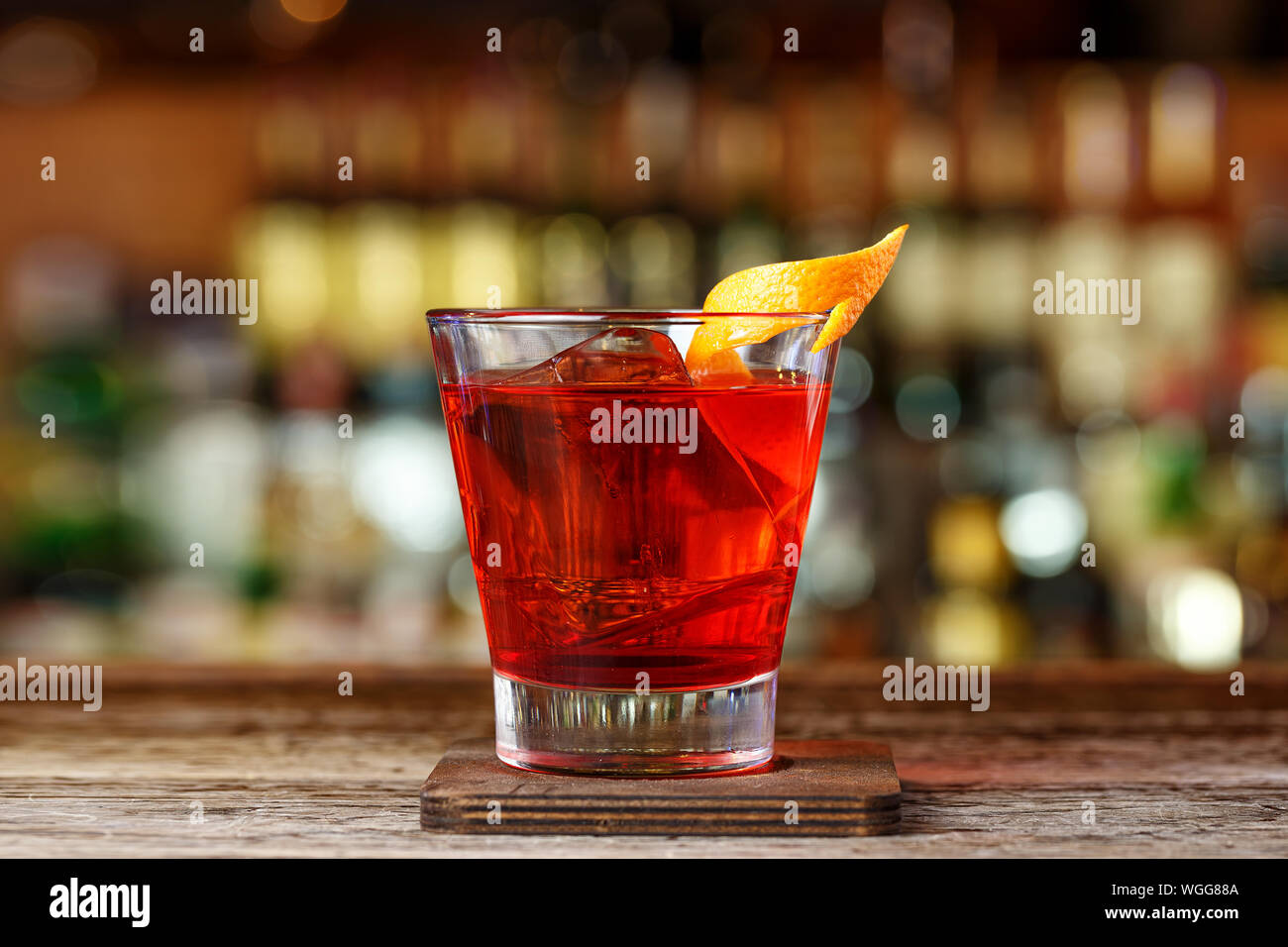 How to prepare a Negroni cocktail. Classic recipe with gin, campari and