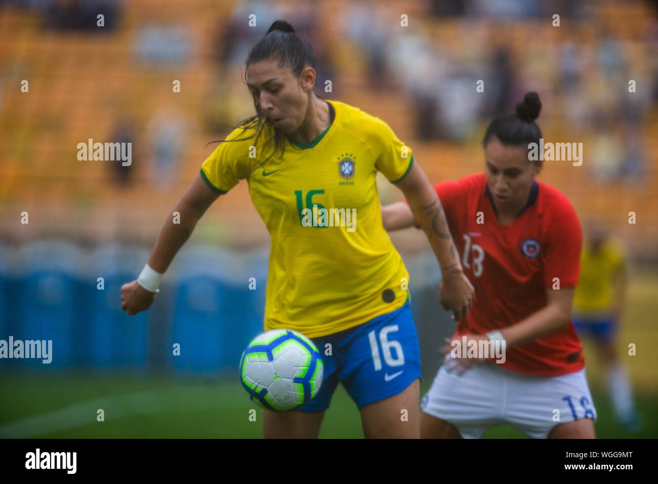 SÃO PAULO, SP - 01.09.2019: BRAZIL X CHILE - Beatriz, dispute played with Chilean defender. Uber Women'scer Cup Cup - Brazil and Chile women's soccea teams will play in the finf the tournament on Sunday aay afternoon, September 1, 2019, at Paca Stadium, in, in São Paulo. (Photo: Van Campos/Fotoarena) Stock Photo