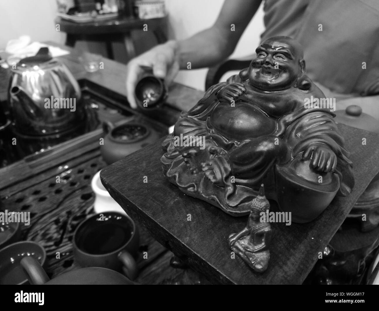 Statue sitting man hires stock photography and images Alamy