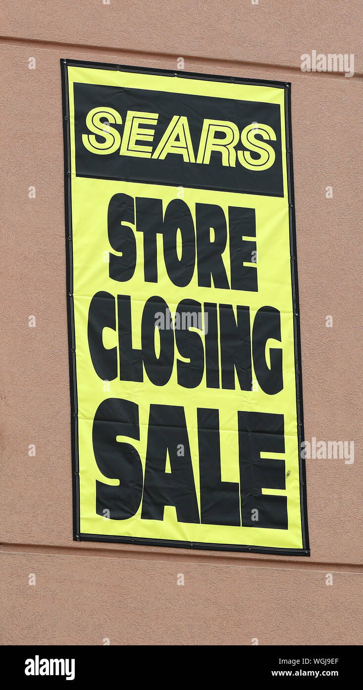 Bloomingdale, Illinois, USA. 1st Sep, 2019. Sunday, September 1, 2019 -  Bloomingdale, Illinois, USA: A banner announcing the closing of the Sears  store at Stratford Square Mall in Bloomingdale, Illinois. Struggling  Illinois-based