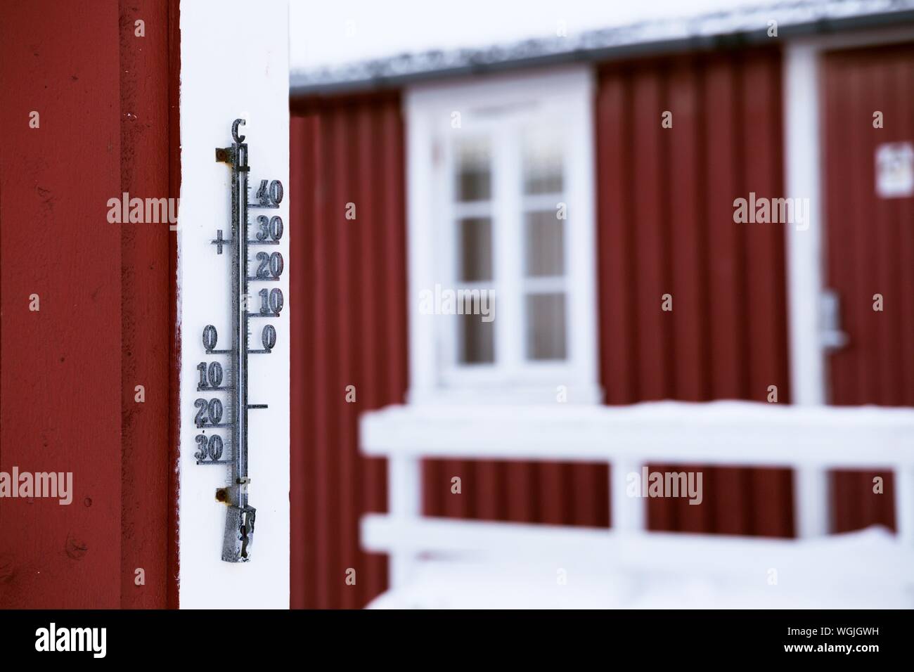 Premium Photo  Outdoor thermometer near abstract house building 3d  rendering