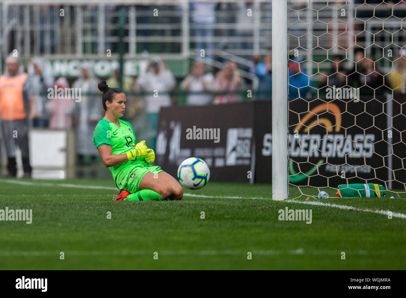 SÃO PAULO, SP - 01.09.2019: BRAZIL X CHILE - Goalkeeper Aline Reis during the penalty shootout that gave Chile the victory. Chilean team celebrates victory on penalties. Uber Women's Sr Cup Cup - Chilean national team wins the Brazilian women&# socteam onm on penalties after a 0-0 draw iaw in normal time. With t of rain, which disrupted the football of bof both teams, and with audience of 15,047 paying and income of $ 174,073.00. The match took place this Sunday, September 1st, 2019, at Pacaembu Stadium, in São Paulo. (Photo: Van Campos/Fotoarena) Stock Photo