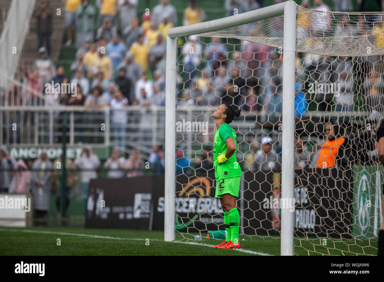 SÃO PAULO, SP - 01.09.2019: BRAZIL X CHILE - Goalkeeper Aline Reis during the penalty shootout that gave Chile the victory. Chilean team celebrates victory on penalties. Uber Women's Sr Cup Cup - Chilean national team wins the Brazilian women&# socteam onm on penalties after a 0-0 draw iaw in normal time. With t of rain, which disrupted the football of bof both teams, and with audience of 15,047 paying and income of $ 174,073.00. The match took place this Sunday, September 1st, 2019, at Pacaembu Stadium, in São Paulo. (Photo: Van Campos/Fotoarena) Stock Photo