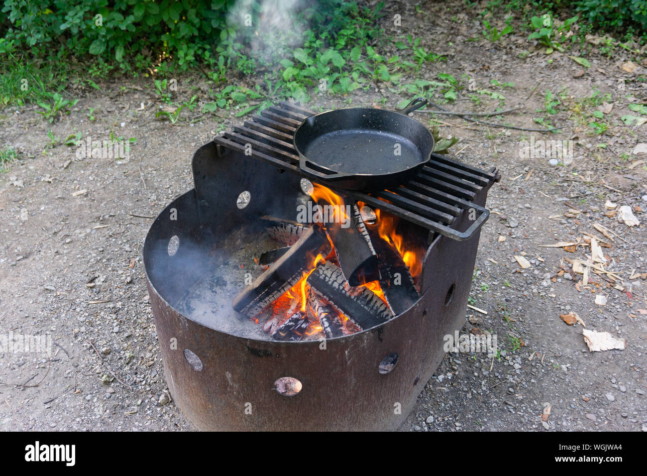 https://c8.alamy.com/comp/WGJWA4/cast-iron-skillet-cooking-over-bonfire-WGJWA4.jpg