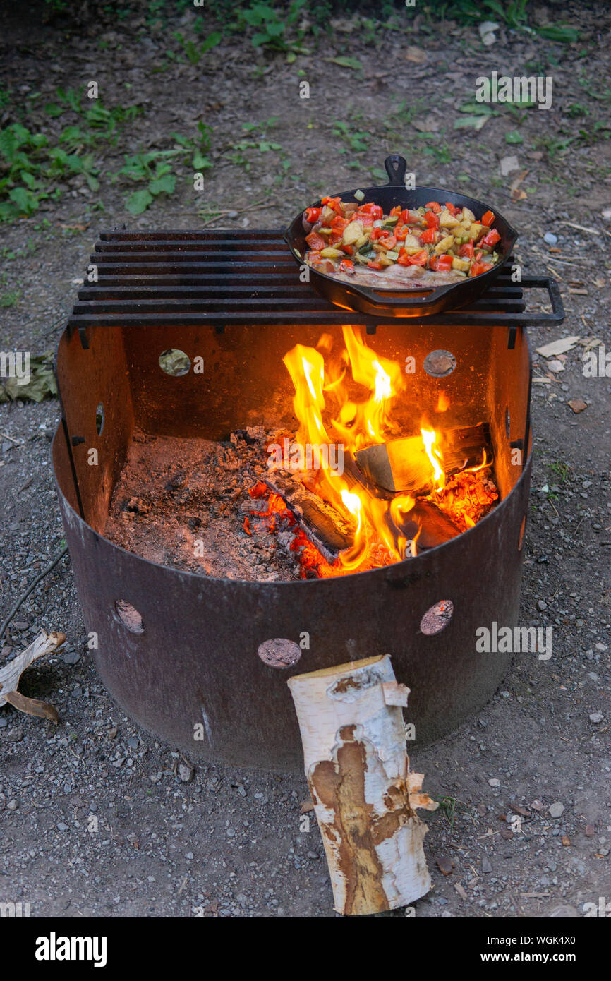 https://c8.alamy.com/comp/WGK4X0/dinner-cooking-over-open-fire-cast-iron-skillet-camping-bacon-and-vegetables-WGK4X0.jpg