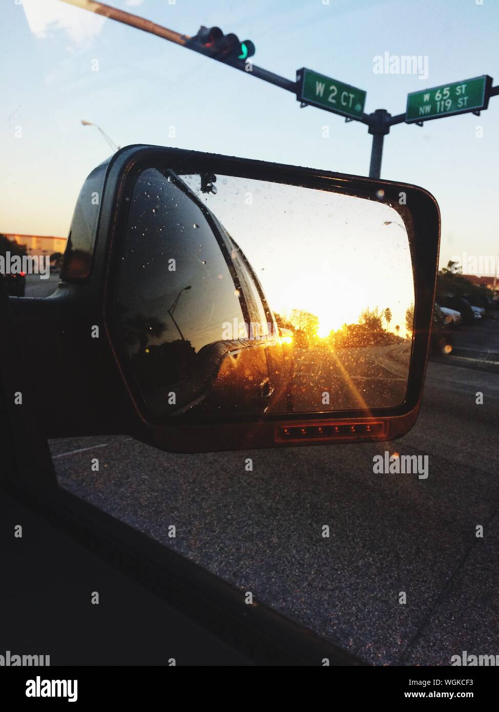 Mirror signal hi-res stock photography and images - Alamy