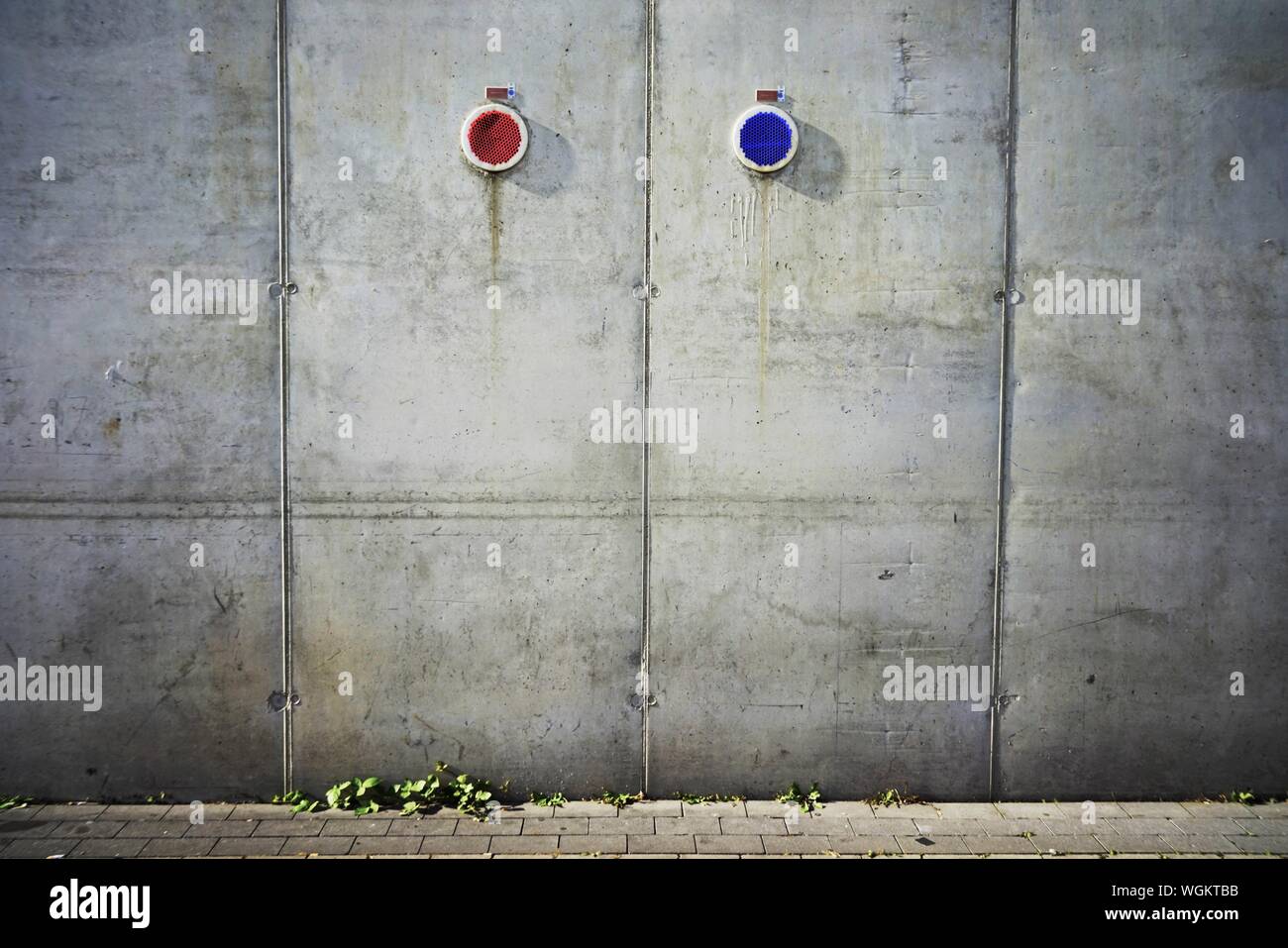 Concrete Front Wall High Resolution Stock Photography and Images - Alamy