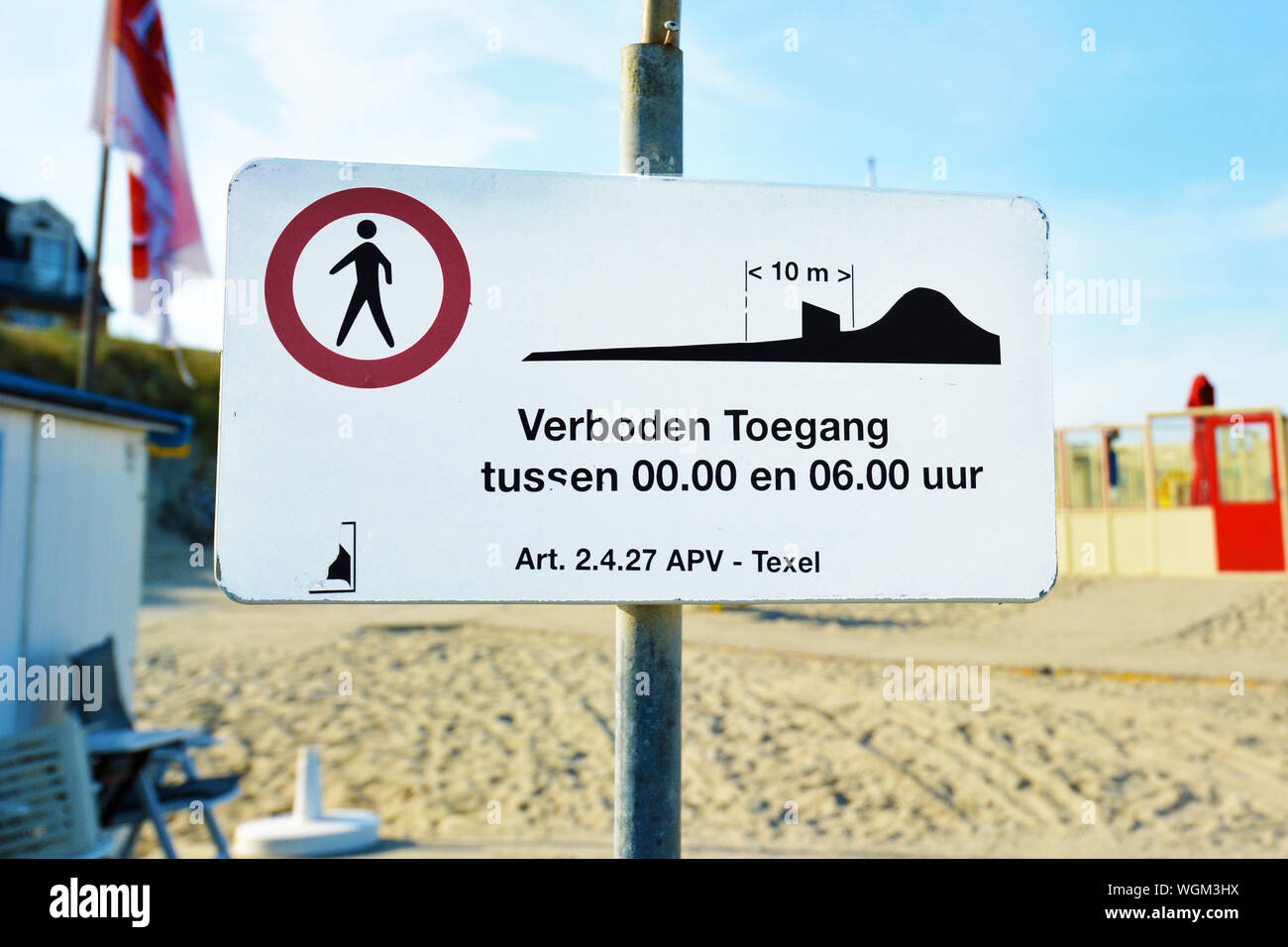 De Koog, Texel / North Netherlands - August 2019: Dutch warning sign at Texel beach 'Paal 20' forbidding acces at night Stock Photo